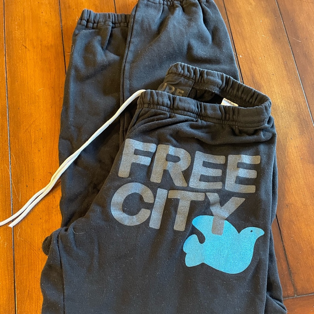 Black free city sweatpants